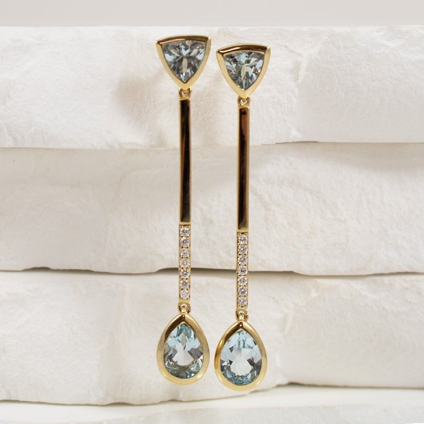 14KY Modern Blue Topaz & Diamond Drop Earrings     

14K Yellow Gold Breuning Blue Topaz & Natural Diamond Earrings

0.10 Total Natural Diamond Weight SI Clarity, H Colour

Earring Closure Post with Butterfly Back

