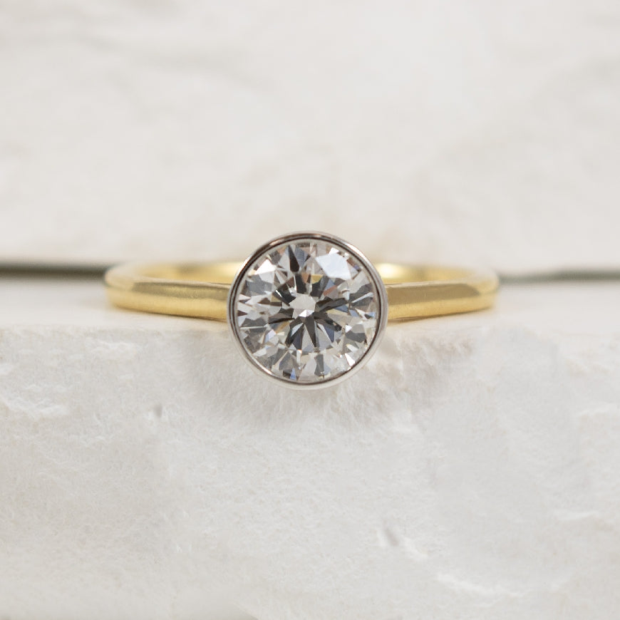 14KY Bezel Set Solitaire Diamond Engagement Ring  

14K Yellow Gold Lab Grown Diamond Round Brilliant Cut Bezel Solitaire Engagement Ring 

Center - 1.03 Carat Round Brilliant Cut Lab Grown Diamond of 
SI1 Clarity, D Colour, Excellent Cut 

Ba