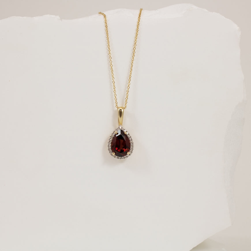 10KY Pear Shaped Garnet & Diamond Halo Necklace    

10K Yellow Gold Garnet & Natural Diamond Halo Necklace

0.14 Total Natural Diamond Weight

Chain Length 18' (Adjustable to 17')

