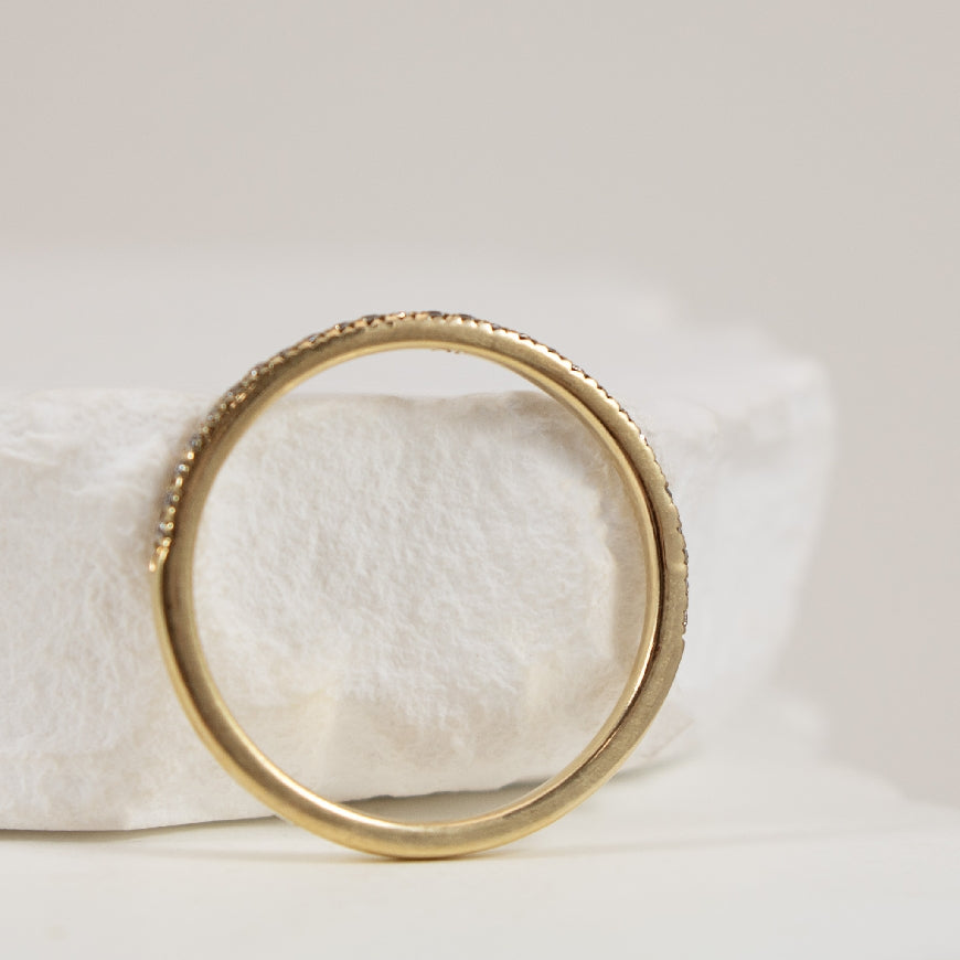 10KY 0.10CT Straight Diamond Band