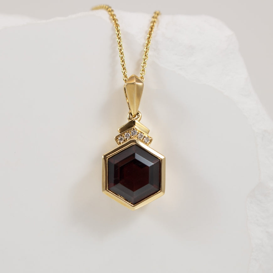 14KY Hexagon Shaped Garnet & Diamond Necklace    

14K Yellow Gold Garnet & Natural Diamond Necklace

2.9 Carat of Natural Garnet

Chain Length 18'

