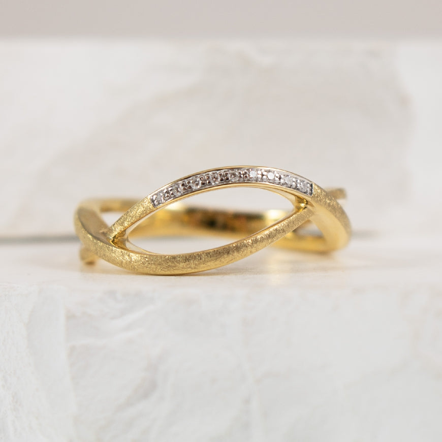 14KY Breuning Brushed Gold Diamond Ring           

14K Yellow Gold Breuning Brushed Gold Natural Diamond Ring

0.036 Total Natural Diamond Weight SI Clarity, H Colour

Finger Size 6.25


