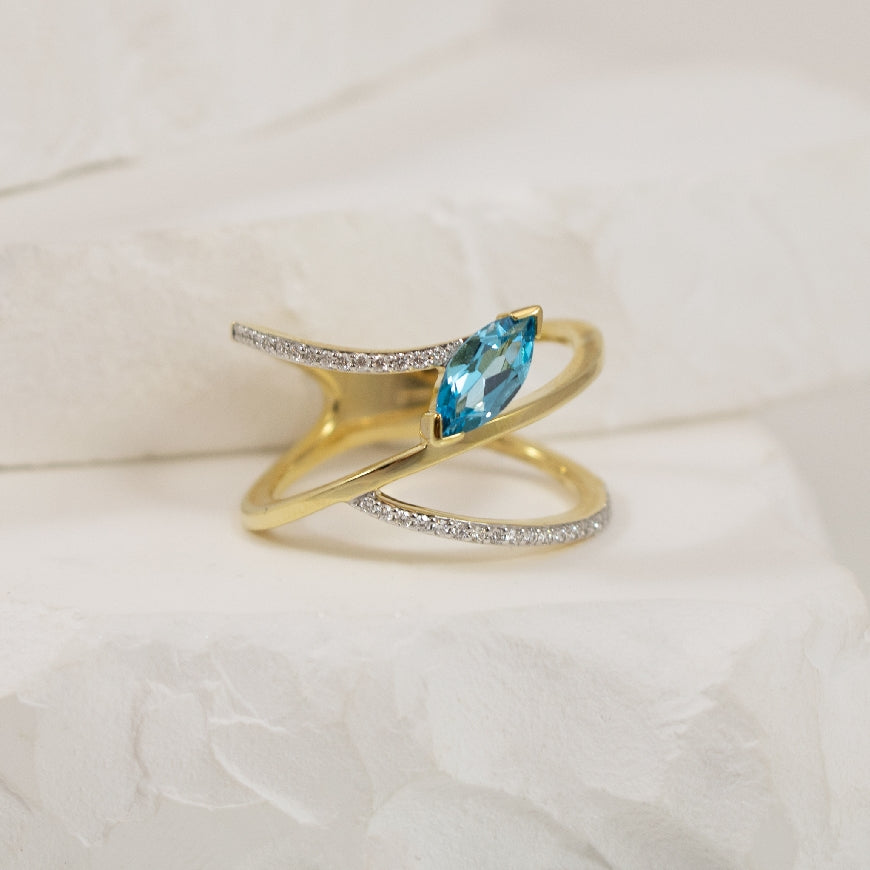 14KY Modern Geometric Blue Topaz & Diamond Ring      

14K Yellow Gold Breuning Blue Topaz & Natural Diamond Ring

0.18 Total Natural Diamond Weight SI Clarity, H Colour

Finger Size 7
