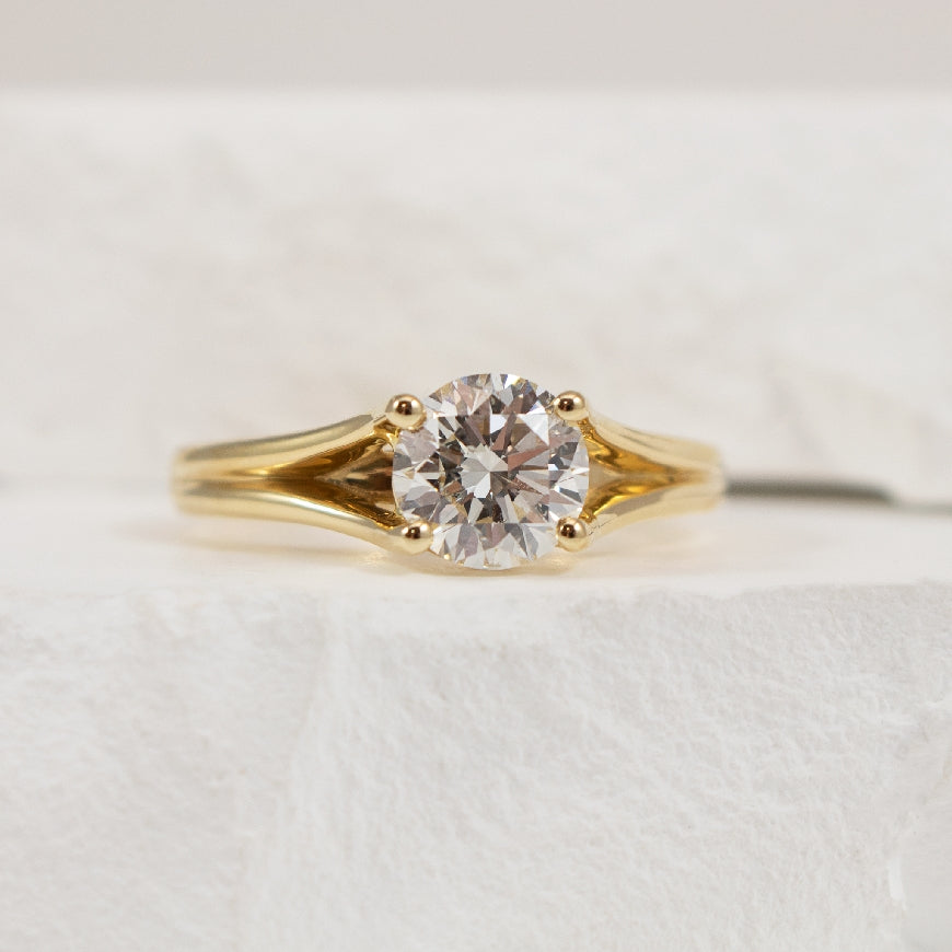 14KY Gabriel & Co 1.20CT Diamond Engagement Ring

14K Yellow Gold Gabriel & Co. Natural Diamond Split Shank Round Brilliant Cut Solitaire Engagement Ring 

Center Diamond - 1.20CT Round Brilliant Cut Natural Diamond of 
SI2 Clarity, G Colour, Ex