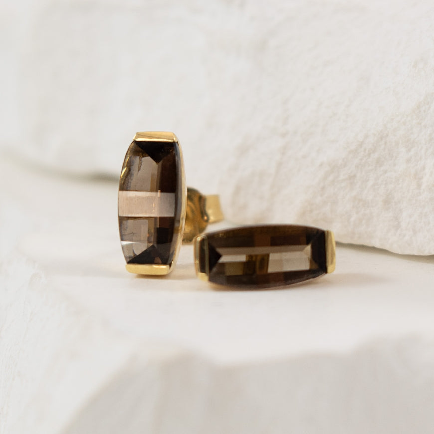 14KY Modern Half Bezel Set Smokey Quartz Earrings   

14K Yellow Gold Smokey Quartz Earrings

1.20 Total Natural Smokey Quartz Weight

Earring Closure Post with Butterfly Back

