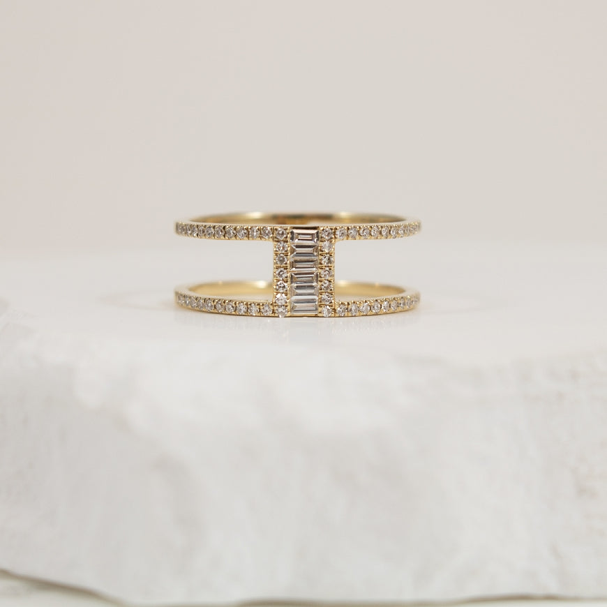 14K Modern Baguette & Round Diamond Ring             

14K Yellow Gold Roman & Jules Natural Diamond Ring

0.26 Total Natural Diamond Weight SI Clarity, GH Colour

Finger Size 6.5
