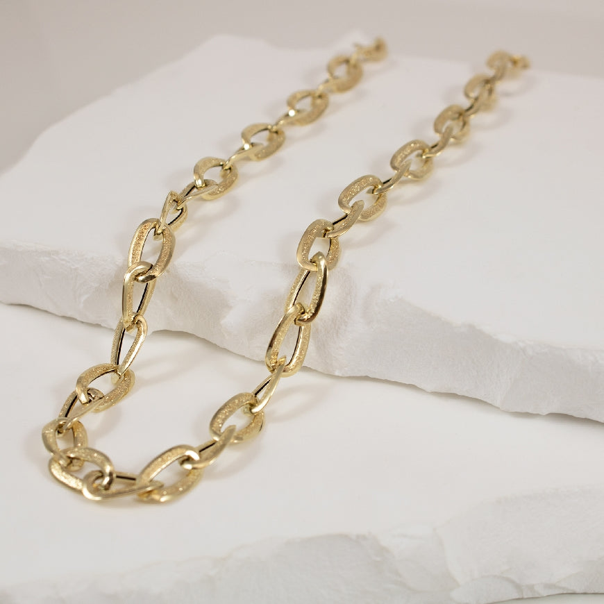 14KY Brushed Gold Hollow Open Link Chain Necklace  

14K Yellow Gold Hollow Chain Necklace

Chain Length 18'

5.48 Grams