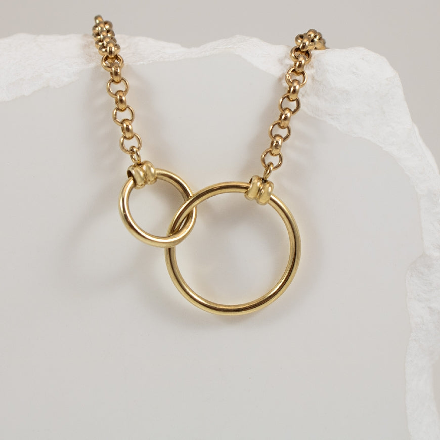 10KY Bold Look Hollow Chain Double Circle Necklace

10K Yellow Gold Hollow Chain Double Circle Necklace 

4.73 Grams

Chain Length 18'

