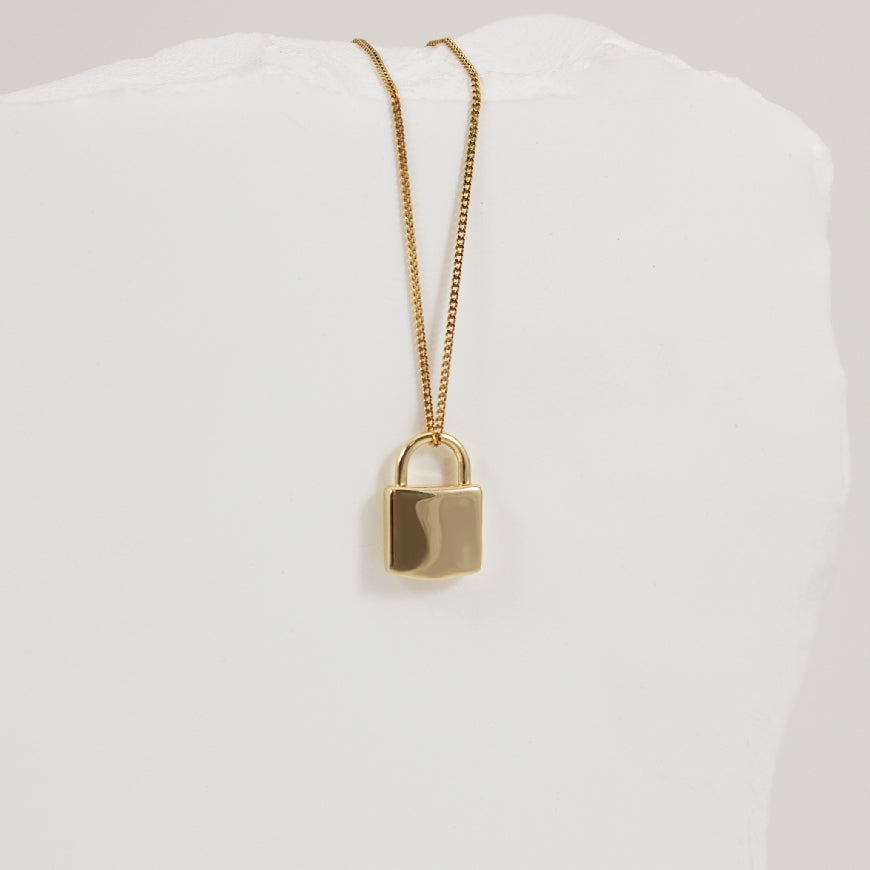 10KY Petite Modern Lock Necklace                    

10K Yellow Gold Lock Necklace

Chain Length 18'


