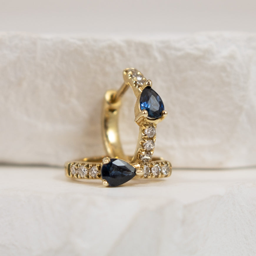 10KY Pear-Shaped Sapphire & Diamond Huggie Hoops  

10K Yellow Gold Sapphire & Natural Diamond Huggie Hoop Earrings

4x3mm Pear Shaped Sapphires

0.10 Total Natural Diamond Weight SI1-2 Clairty, GH Colour

Earring Closure Huggie Hoop


