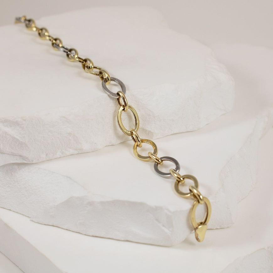 10K Two Tone Gold Open Link Bracelet 3.10GR        

10K Yellow & White Gold Link Bracelet

Bracelet Length 8'

3.10 Grams
