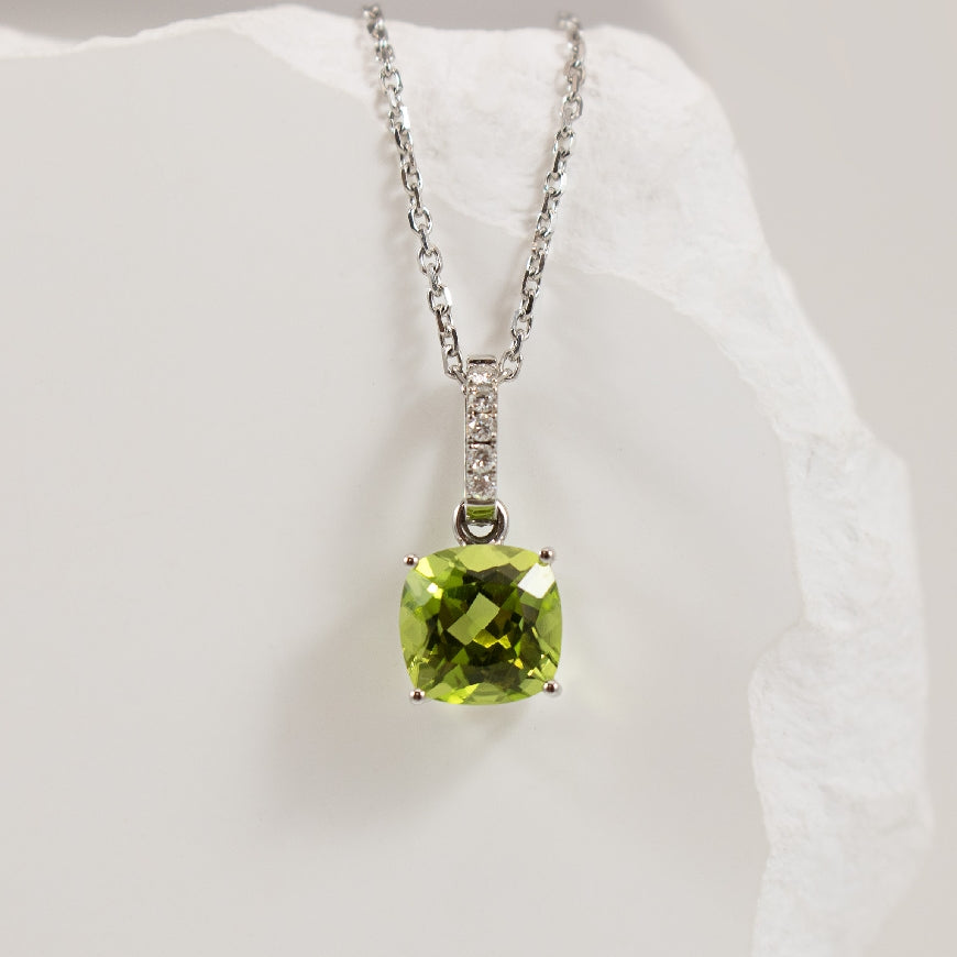 14KW Cushion Cut Peridot & Diamond Pendant    

14K White Gold Peridot & Natural Diamond Pendant

1.60 Carat Cushion Cut Peridot
0.04 Total Natural Diamond Weight

Chain Length 18'

