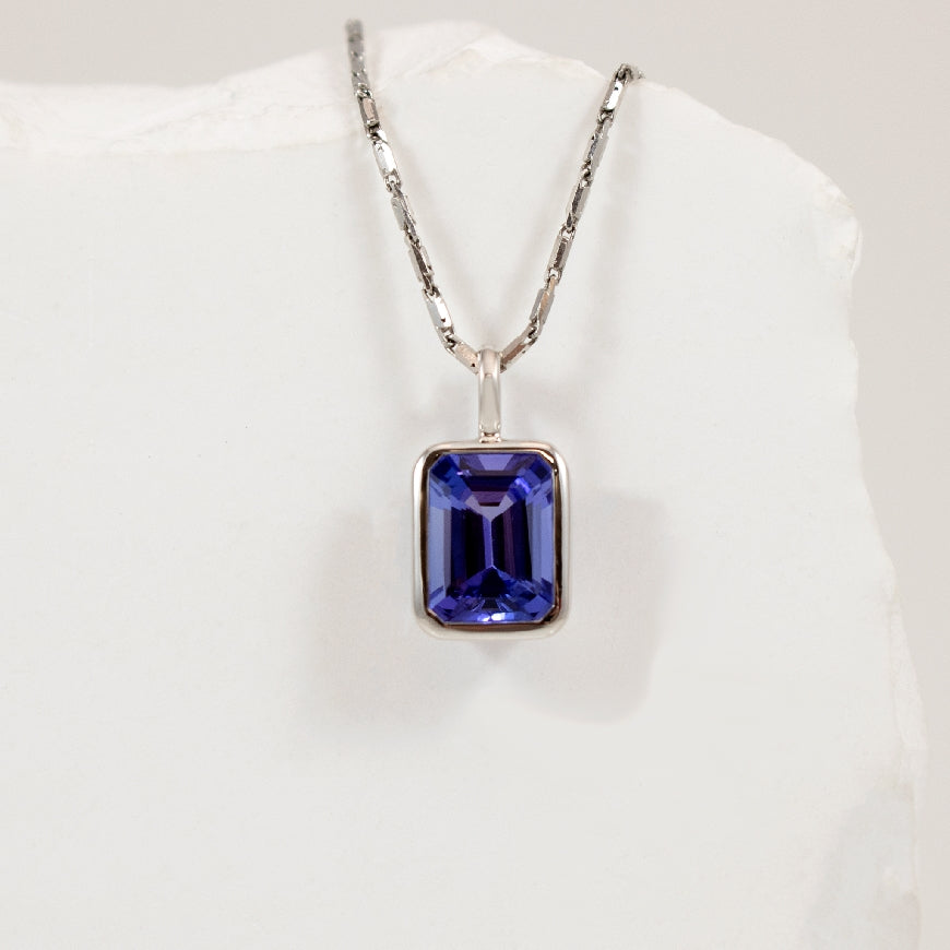 14KW Emerald Cut Bezel Set Tanzanite Necklace     

14K White Gold Tanzanite Bezel Necklace

1.50 Carat of Natural Emerald Cut Tanzanite

Chain Length 18'



