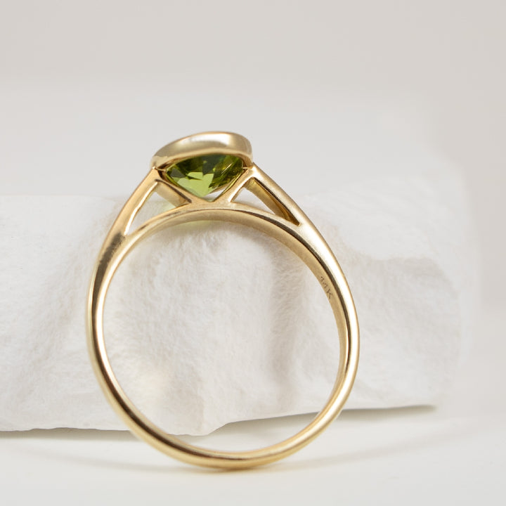 14KY Modern Oval Cut Bezel Set Peridot Ring