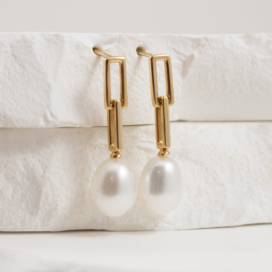 14KY Freshwater Pearl Paperclip Earrings          

14K Yellow Gold Freshwater Pearl Paperclip Earrings 

Pearl Size 7-8mm

Earring Closure Post with Butterfly Back

