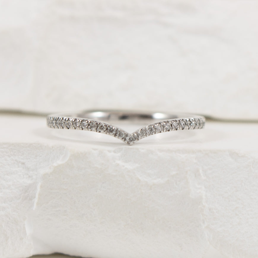 10KW 0.10CT Diamond Chevron Band                  

10K White Gold Natural Diamond Chevron Band 

0.10 Total Natural Diamond Weight I1-2 Clarity, H-J Colour

Finger Size 6.5