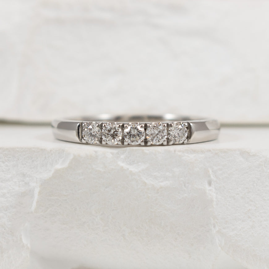 14KW 0.26CT 5-Stone Canadian Diamond Band         

14K White Gold Canadian Natural Diamond Band 

0.25 Total Natural Canadian Diamond Weight SI2 Clartiy, F Colour  

Finger Size 6.5 
