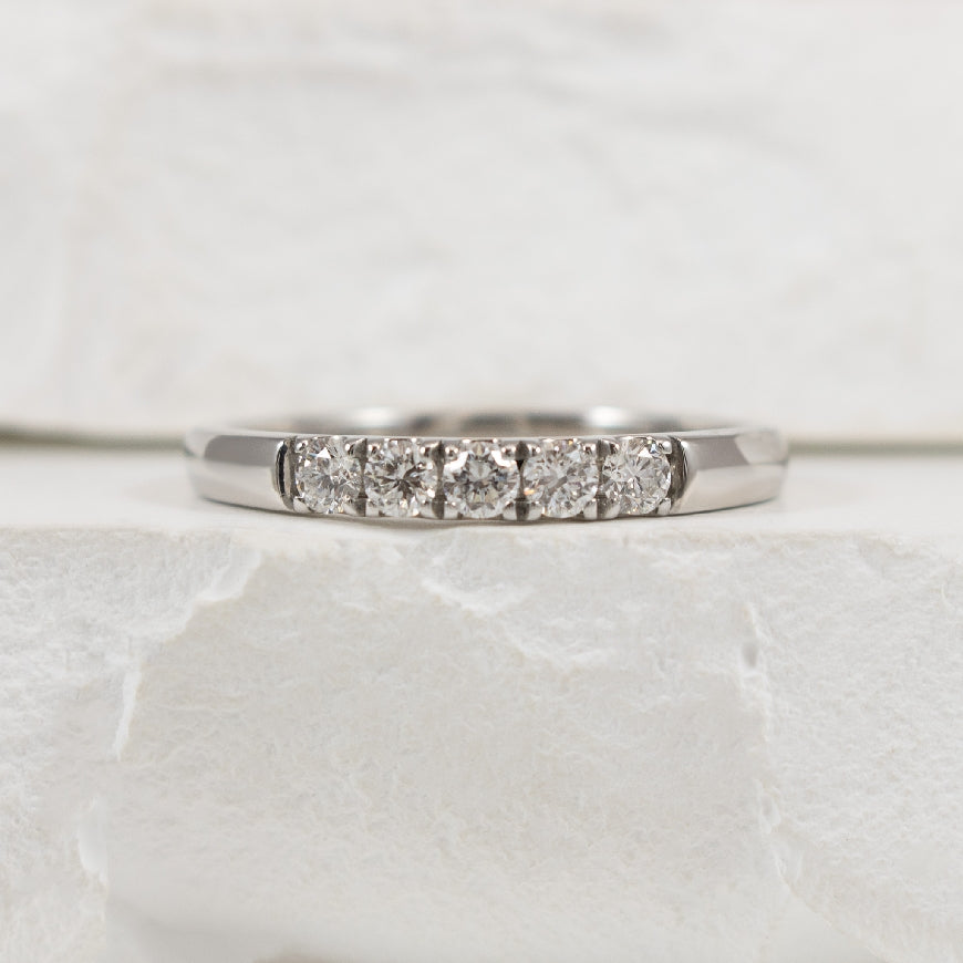 14KW 0.26CT 5-Stone Canadian Diamond Band         

14K White Gold Canadian Natural Diamond Band 

0.25 Total Natural Canadian Diamond Weight SI2 Clarity, F Colour  

Finger Size 6.5 
