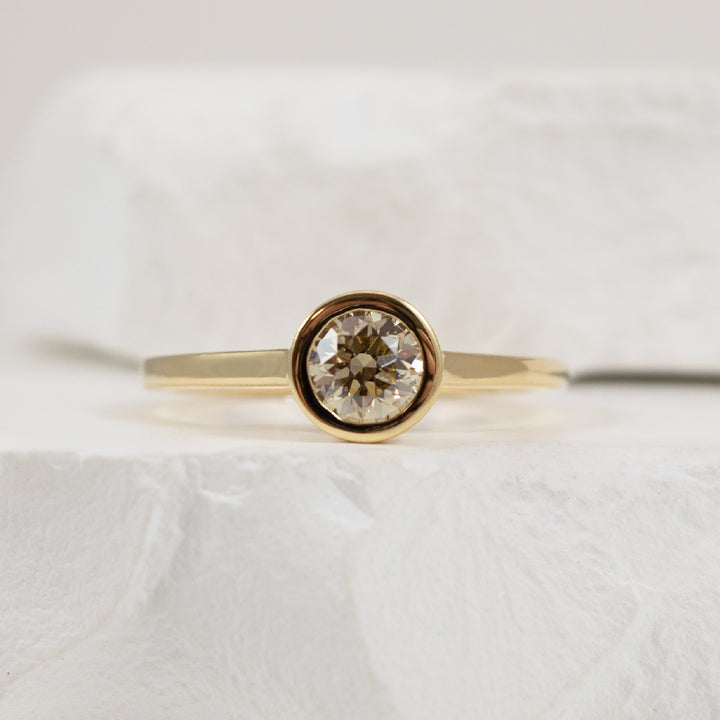 14KY Bezel .51CT Champagne Diamond Engagement Ring

14K Yellow Gold Natural Champagne Diamond Bezel Hidden Halo Engagement Ring 

Center Diamond - 0.51 Carat Round Brilliant Cut Natural Champagne Diamond 

Accent Diamonds - 0.09 Carats Round Br