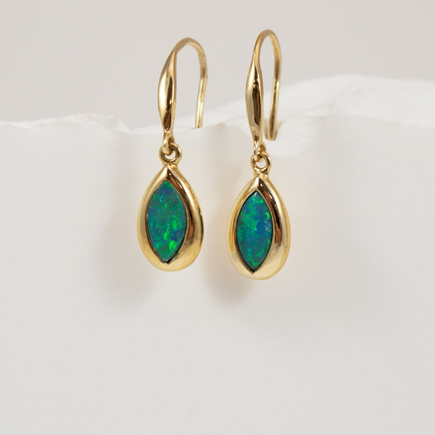 14KY Bezel Set Blue & Green Opal Earrings           

14K Yellow Gold Blue & Green Opal Earrings

Earring Closure Shepards Hook


