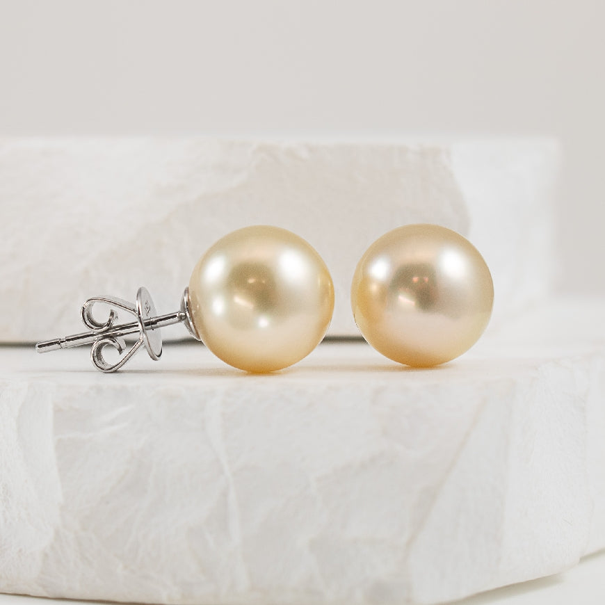 18KW Japanese Akoya Pearl Earrings                

18K White Gold Japanese Akoya Pearl Earrings

Pearl Size 10.5-11mm

Earring Closure Post with Butterfly Back

