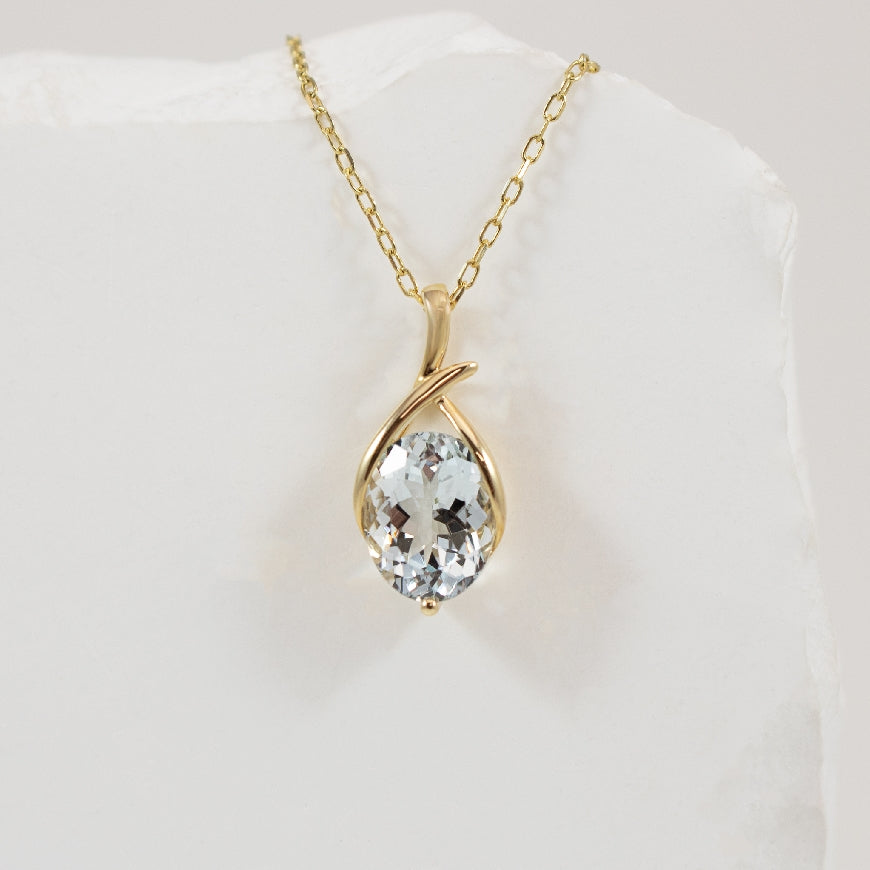 14KY Modern Look Oval Cut Aquamarine Necklace     

14K Yellow Gold Aquamarine Necklace

1.72 Carat of Natural Oval Cut Aquamarine 

Chain Length 18'





