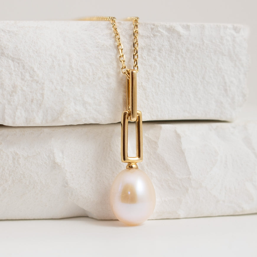 14KY Freshwater Pearl Paperclip Necklace            

14K Yellow Gold Freshwater Pearl Paperclip Necklace

Pearl Size 7-8mm

Chain Length 18' (Adjustable to 16')

