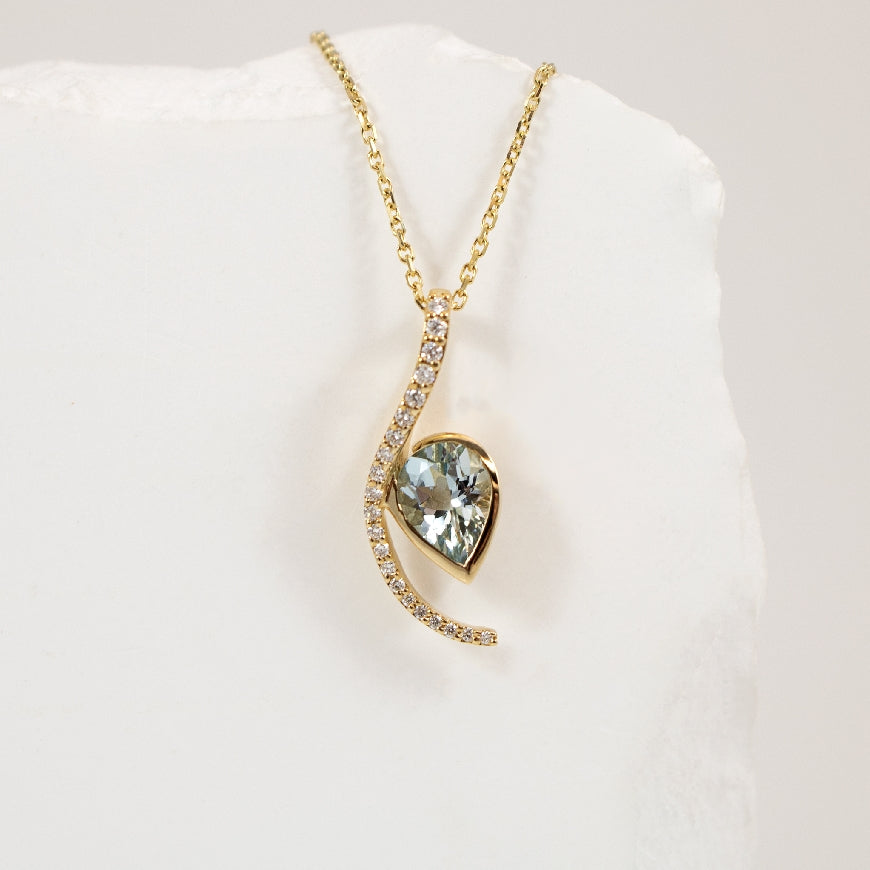 14KY Geometric Aquamarine & Diamond Necklace      

14K Yellow Gold Aquamarine & Diamond Necklace

0.88 Carat of Natural Pear Shaped Aquamarine 
0.12 Total Natural Diamond Weight

Chain Length 18'

