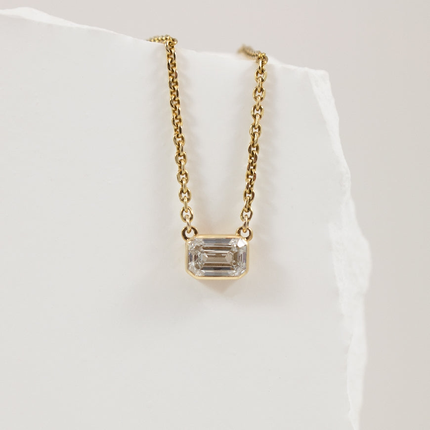 14KY 0.50CT Emerald Cut Diamond Bezel Set Necklace

14K Yellow Gold Lab Grown Diamond Emerald Cut Bezel Necklace

0.50 Carat of Lab Grown Emerald Cut Diamond VS2 Clarity, F Colour

Chain Length 18' (Adjustable to 16')



 