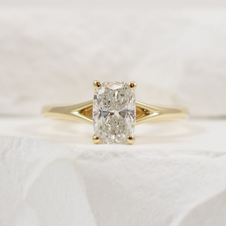 14KY Split Shank Solitaire Diamond Engagement Ring

14K Yellow Gold Lab Grown Elongated Cushion Cut Split Shank Engagement Ring

Center - 1.20 Carat Elongated Cushion Cut Lab Grown Diamond of VS1 Clarity, F Colour, Excellent/ Excellent Cut, IGI C