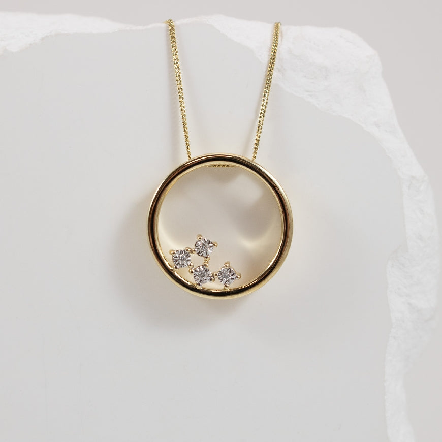 10KY Open Circle Floating Diamond Necklace             

10K Yellow Gold Natural Diamond Open Circle Necklace 

0.02 Total Natural Diamond Weight I1-I2 Clarity, H-J Colour 

Chain Length 18' 