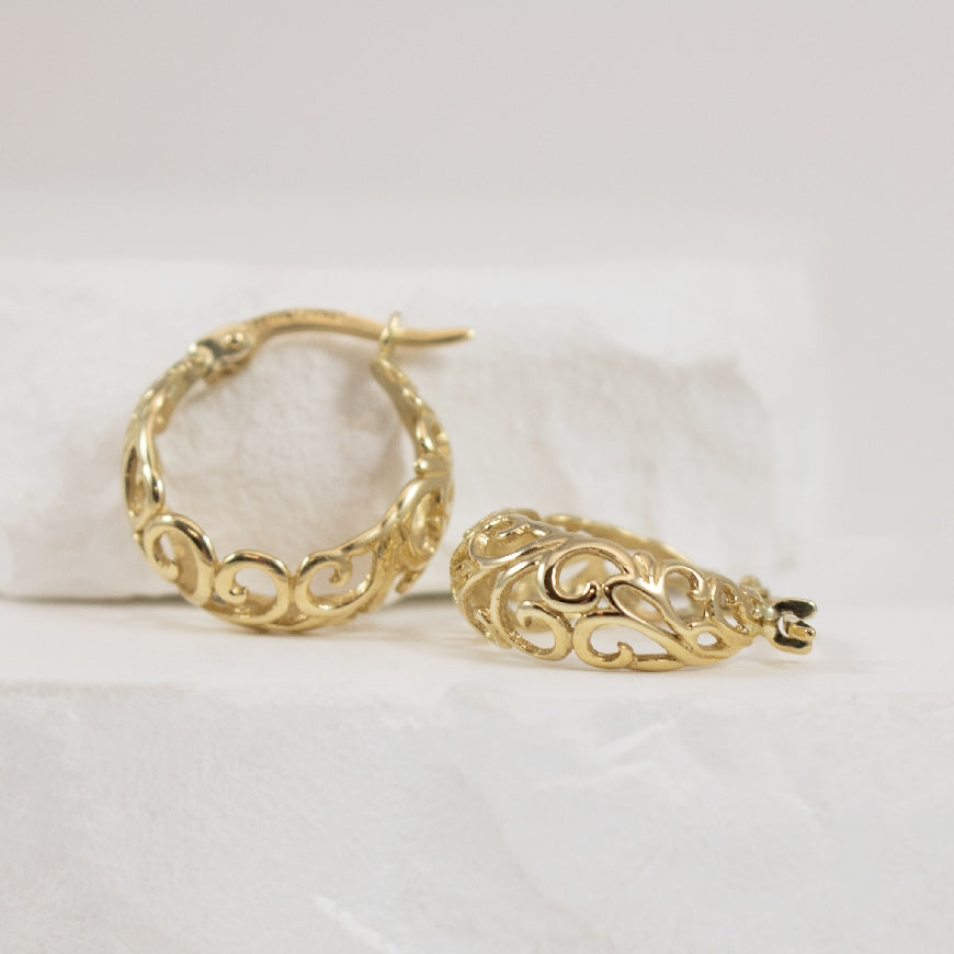 10KY Tube Hoop Earrings                           

10K Yellow Gold Patterened Hoop Earrings

Earring Closure Hinged Post

2.10Grams
