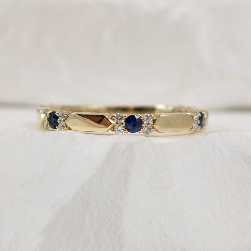 10KY Elongated Hexagon Bar Sapphire & Diamond Band

10K Yellow Gold Sapphire & Diamond Band 

0.13 Total Diamond Weight I2 Clarity, H-J Colour 

SIZE 6.75 