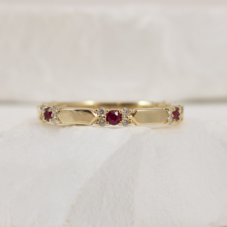 10KY Elongated Hexagon Bar Ruby & Diamond Band

10K Yellow Gold Ruby & Diamond Band 

0.13 Total Diamond Weight I2 Clarity, H-J Colour 

Finger Size 6.75  