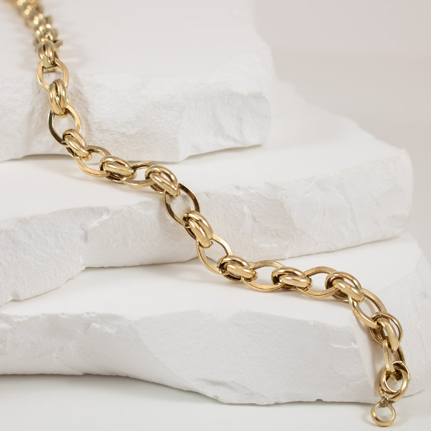 10KY Hollow Open Link Bracelet 3.86GR             

10K Yellow Gold Hollow Link Bracelet 

Bracelet Length 7.5'

3.86 Grams

