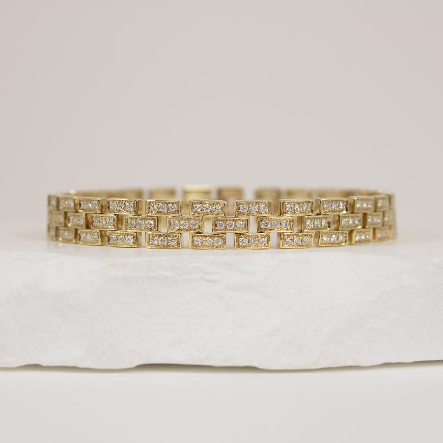 10KY Modern Wide Link Diamond Bracelet             

10K Yellow Gold Natural Diamond Bracelet 

1.75 Total Natural Diamond Weight I2 Clarity, H-J Colour 

Bracelet Length 7' 