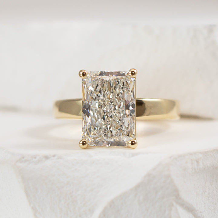 14KY 4.02CT Radiant Cut Solitaire Engagement Ring        
  
14K Yellow Gold Lab Grown Radiant Cut Solitaire Diamond Engagement Ring 

Center - 4.02 Carat Radiant Cut Lab Grown Diamond of VS1 Clarity, E Colour, Excellent/ Excellent Cut, IGI Certi