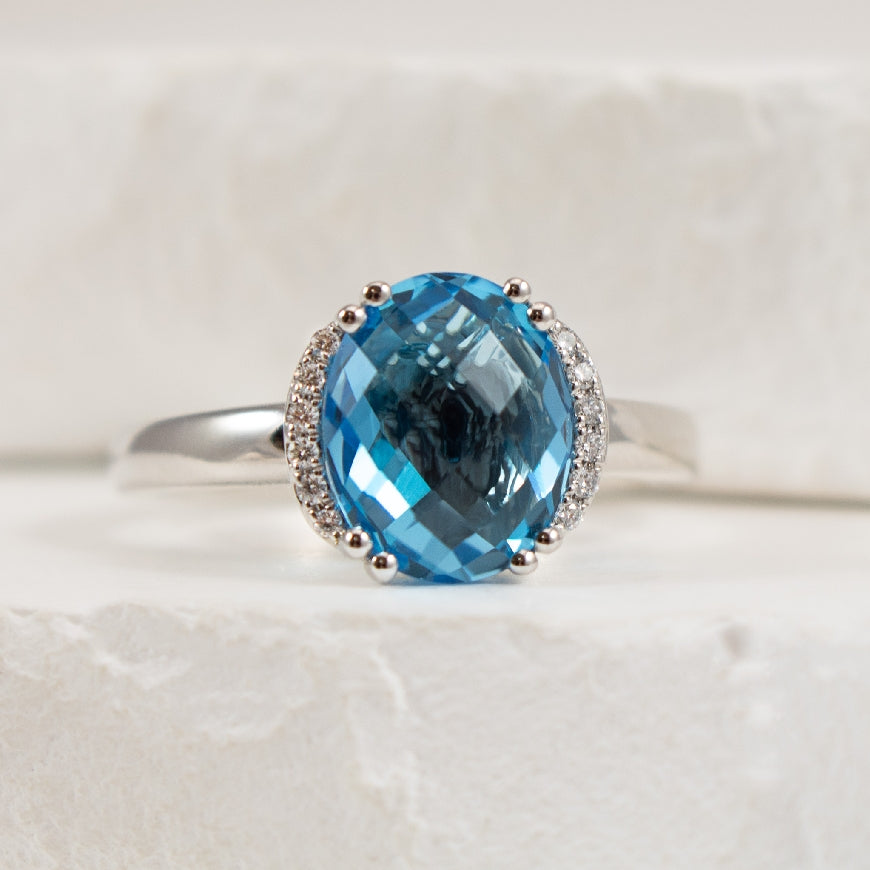 14KW Blue Topaz & Diamond Halo Ring               

14K White Gold Blue Topaz & Diamond Halo Ring

3.38 Carat of Blue Topaz 

0.06 Total Natural Diamond Weight  

Finger Size 6
