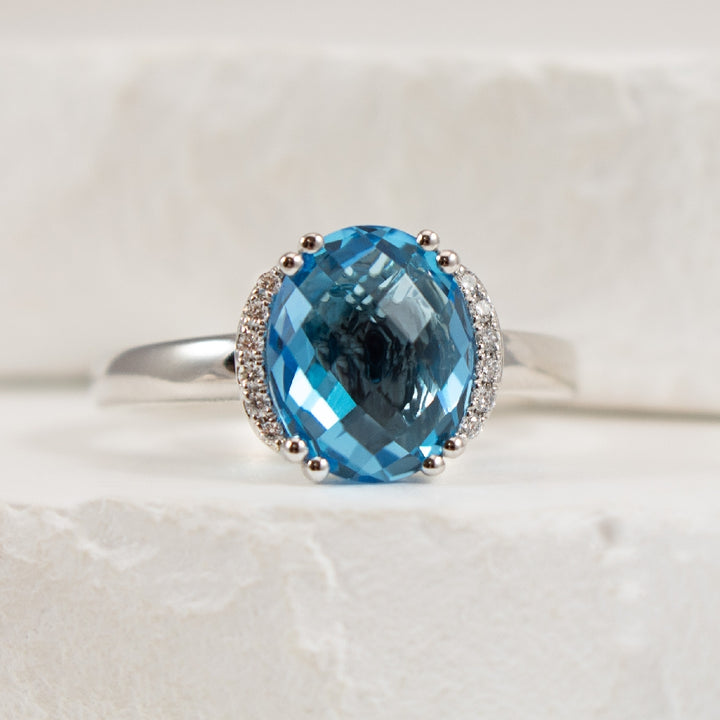 14KW Blue Topaz & Diamond Halo Ring               

14K White Gold Blue Topaz & Diamond Halo Ring

3.38 Carat of Blue Topaz 

0.06 Total Natural Diamond Weight  

Finger Size 6
