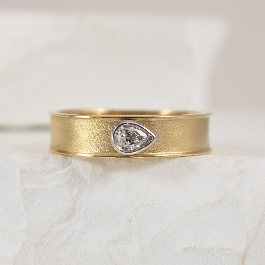 14KY Pear Shape Diamond Brushed Band                

14K Yellow Gold Natural Pear Shape Diamond Brushed Band 

0.15 Carat of Natural Pear Shape Diamond SI Clarity, GH Colour

Finger Size 7

