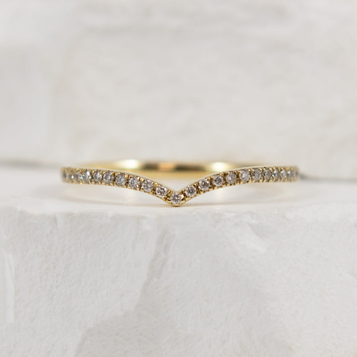 10KY 0.10CT Diamond Chevron Band                  

10K Yellow Gold Natural Diamond Chevron Band 

0.10 Total Natural Diamond Weight I1-2 Clarity, H-J Colour

Finger Size 6.5