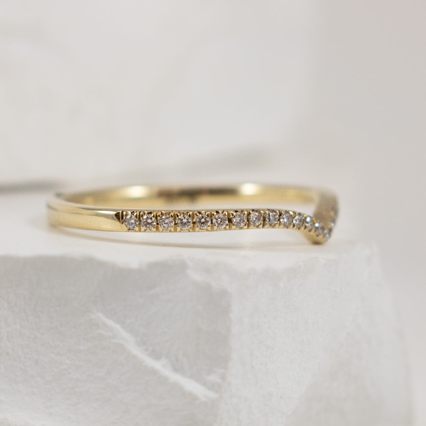 10KY 0.10CT Diamond Chevron Band