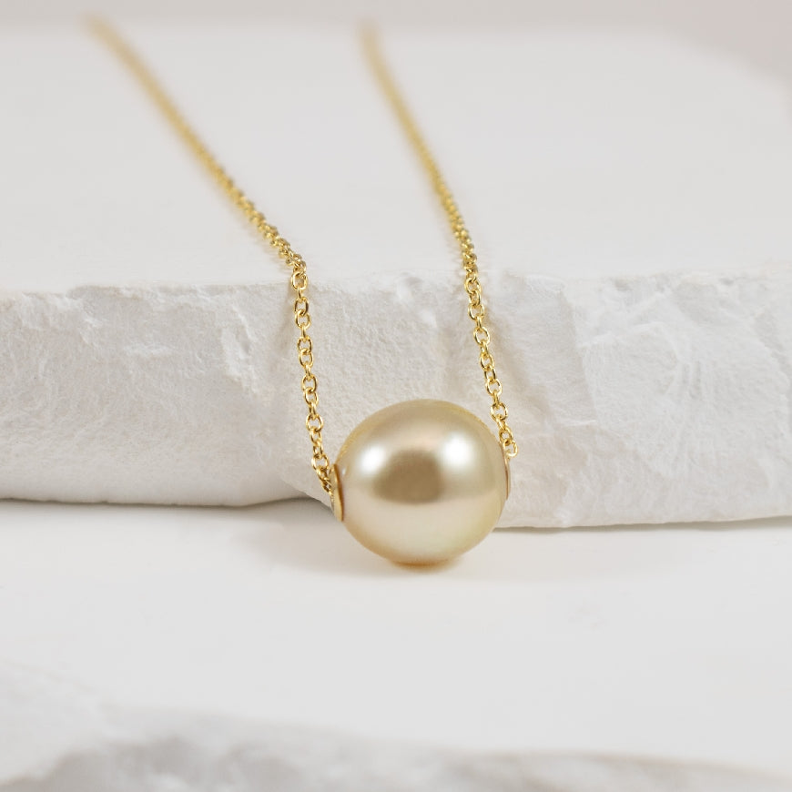 14KY Golden South Sea Pearl Slider Necklace      

14K Yellow Gold Golden South Sea Pearl Oval Slider Necklace 

9.5-10mm Oval South Sea Golden Pearl 

Chain Length 18' 