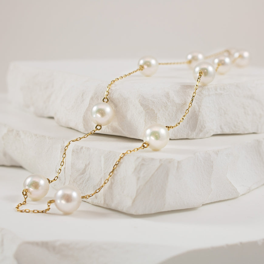 14KY Akoya Pearl Station Necklace         

14K Yellow Gold Akoya Pearl 11 Station Necklace 

7-7.5mm Akoya Pearls 

Chain Length 17' Adjustable 