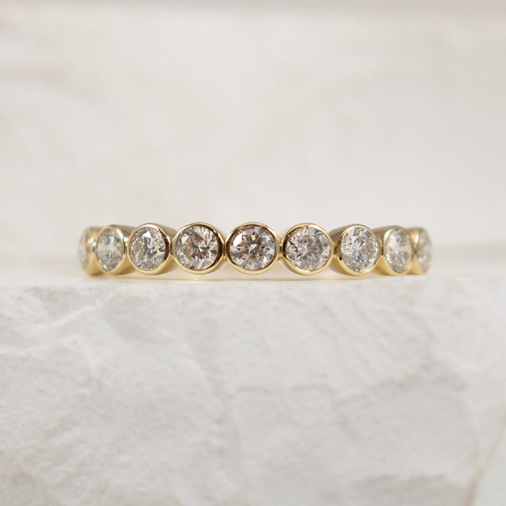 14KY Round Brilliant Cut 0.63CT Bezel Set Band            

14K Yellow Gold Round Brilliant Cut Bezel Set Band 

0.63 Carats Total Weight Emerald Cut Natural Diamonds of I1 Clarity, H-J Colour 

Finger Size 6.75 