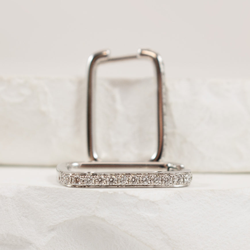 14KW S.Kashi Oblong Diamond Hoop Earrings               

14K White Gold S.Kashi Natural Diamond Oblong Hoop Earrings 

0.37 Carat Total Diamond Weight of SI1-2 Clarity, G-H Colour 

 

