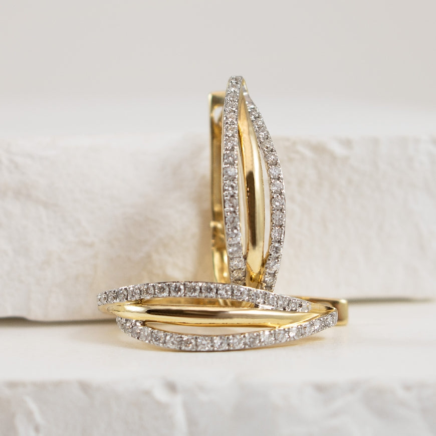 14KY S.Kashi Oval Twist Diamond Hoop Earrings        

14K Yellow Gold S.Kashi Natural Diamond Oval Twist Hoop Earrings 

0.44 Carat Total Diamond Weight of SI1-2 Clarity, G-H Colour 

 

