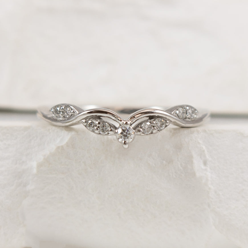 10KW 0.11CT Twist Diamond Chevron Band            

10K White Gold Natural Diamond Chevron Band  

0.11 Total Natural Diamond Weight I1-2 Clartiy, H-I Colour 

Finger Size 6.5