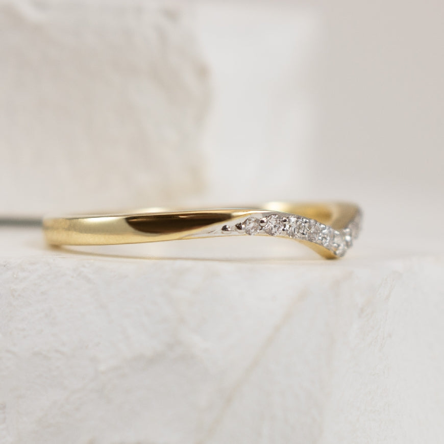 10KY Soft Contour Diamond Chevron Band