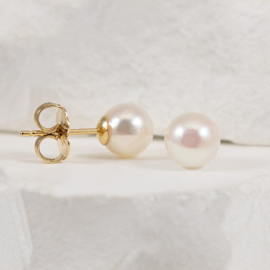 14KY Akoya Pearl Stud Earrings                    

14K Yellow Gold Akoya Pearl Earrings 

AA 6-6.5MM Akoya Pearls

Earring Closure Post with Butterfly Back 
